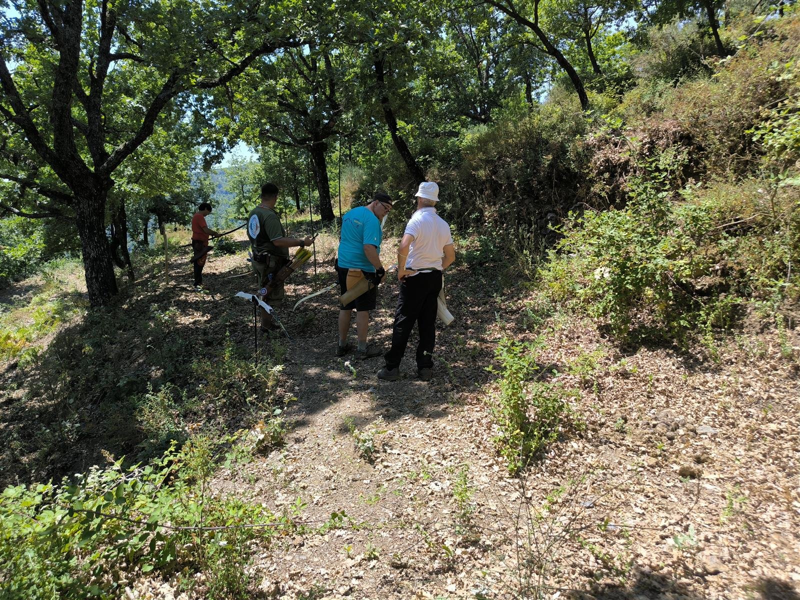Gruppo di arcieri nel percorso del bosco