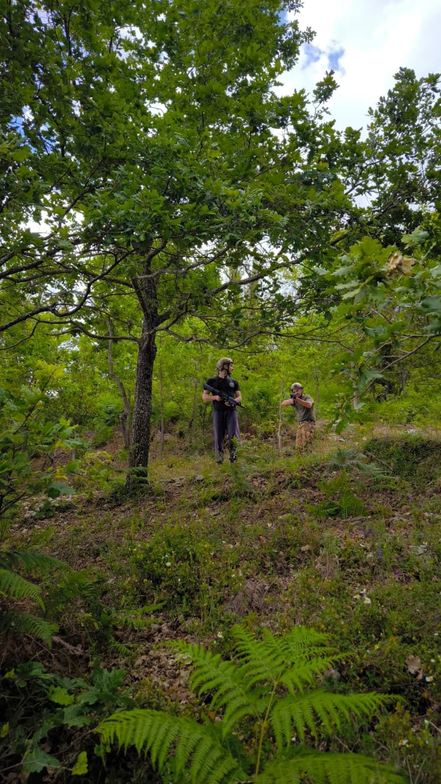 Giocatori durante una partita di Laser Tag nel bosco