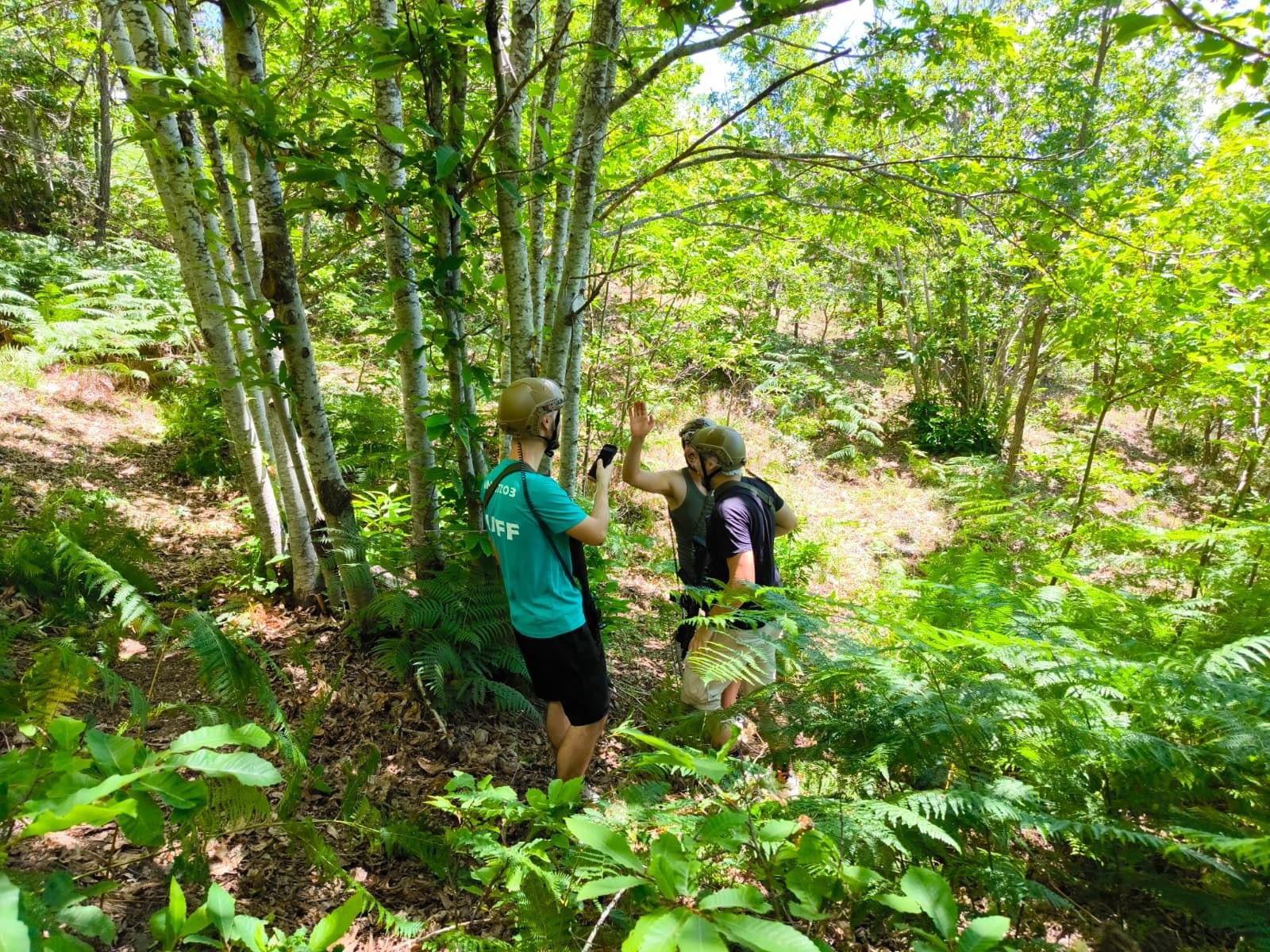 Giocatori di Laser Tag con equipaggiamento tattico nel bosco di Wild Niunia Park
