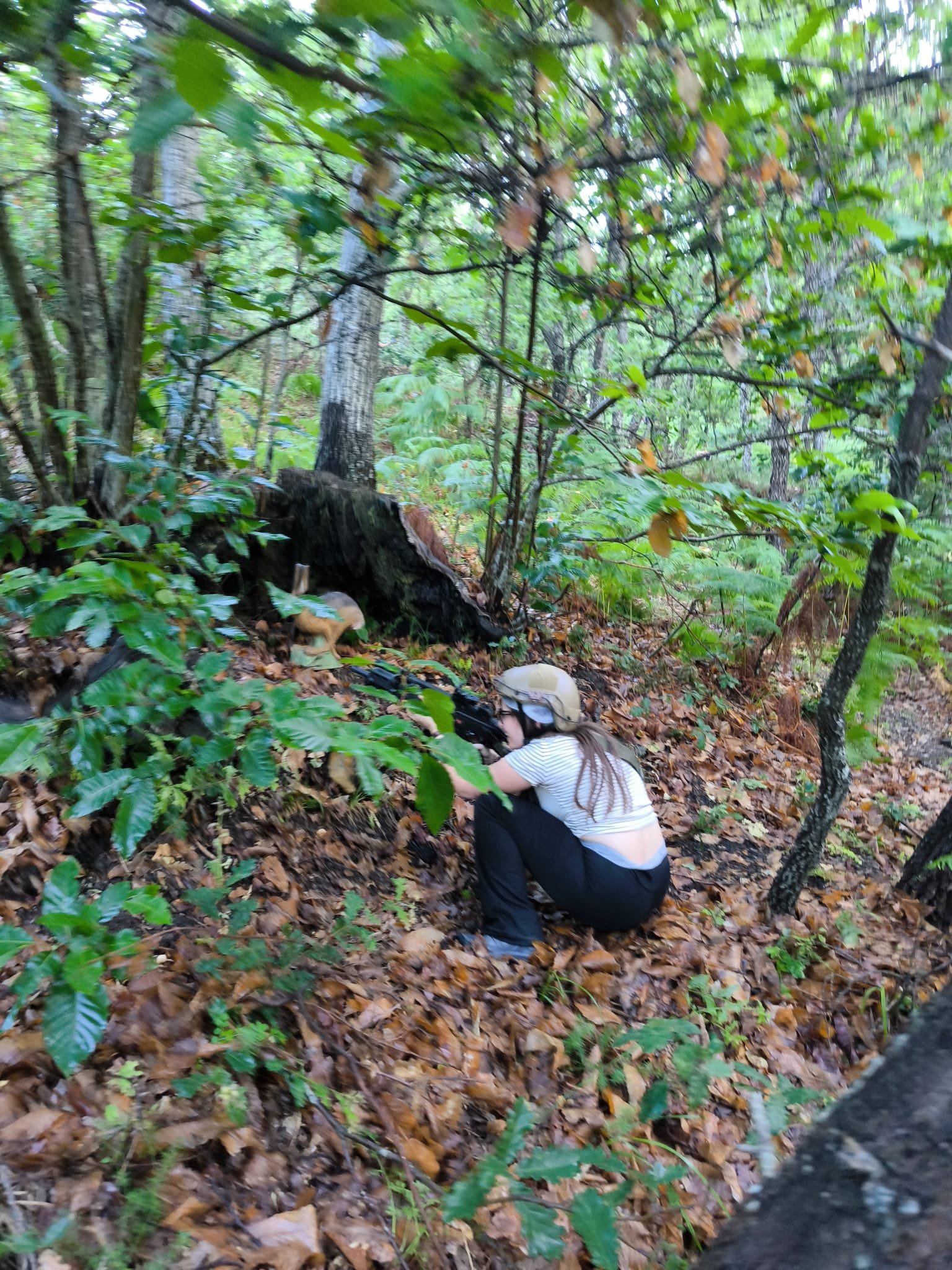 Giocatore nascosto nel bosco durante partita Laser Tag